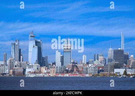 New York, NY - November 2021:  Manhattan skyline showing the large 'I want to thank you' mural Hudson River Park's Pier 40. Stock Photo