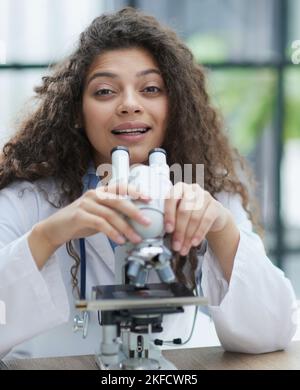 Female scientist researcher conducting an experiment in a labora Stock Photo