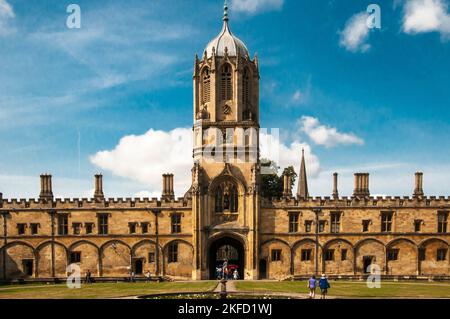 Tom Tower is a bell tower in Oxford, England, named for its bell, Great Tom, above the main entrance on St Aldates, to Christ Church College Stock Photo