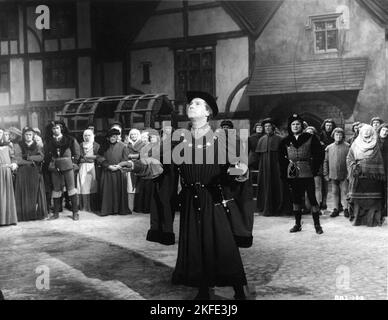 RALPH RICHARDSON with (in background) JOHN LAURIE NORMAN WOOLAND and ESMOND KNIGHT in RICHARD III 1955 director LAURENCE OLIVIER play William Shakespeare production design Roger K. Furse art direction Carmen Dillon music William Walton producers Laurence Olivier and Alexander Korda L.O.P. / London Film Productions Stock Photo