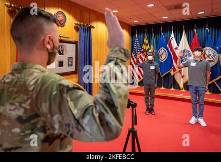 220912-N-WF272-1022 FORT GEORGE G. MEADE, Md. (Sept. 12, 2022) Maryland Army National Guard 1st Lt. Dylan Bradford, a native of Berlin, Md., administers the oath of enlistment to future Sailors and Marines at Military Entrance Processing Station Fort George G. Meade, Maryland, Sept. 12. MEPS process applicants for military service, putting them through a variety of tests and examinations to ensure that they meet the standards required to serve in the United States Armed Forces. Stock Photo