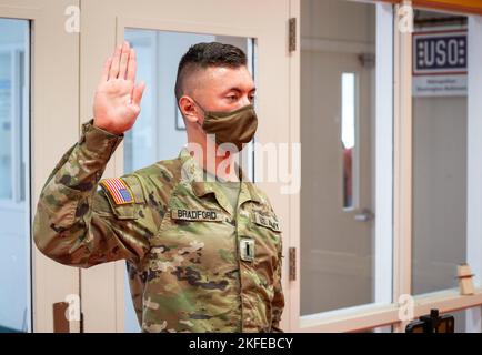 220912-N-WF272-1027 FORT GEORGE G. MEADE, Md. (Sept. 12, 2022) Maryland Army National Guard 1st Lt. Dylan Bradford, a native of Berlin, Md., administers the oath of enlistment to future Sailors and Marines at Military Entrance Processing Station Fort George G. Meade, Maryland, Sept. 12. MEPS process applicants for military service, putting them through a variety of tests and examinations to ensure that they meet the standards required to serve in the United States Armed Forces. Stock Photo