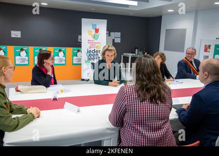 Sint-Agatha-Berchem/ Berchem-Sainte-Agathe, Brussels. ,18 November 2022, Queen Mathilde of Belgium pictured during a reading session of the Belgian Queen at primary school for special education 'VGC Kasterlinden', for the week of reading aloud, Friday 18 November 2022, in Sint-Agatha-Berchem/ Berchem-Sainte-Agathe, Brussels. After the reading session, the Queen will participate in a round table session on 'Reading for and to people with a visual impairment'. BELGA PHOTO NICOLAS MAETERLINCK Stock Photo