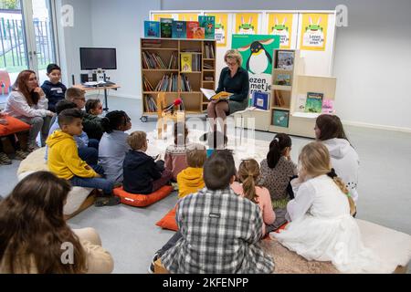 Sint-Agatha-Berchem/ Berchem-Sainte-Agathe, Brussels. ,18 November 2022, Queen Mathilde of Belgium pictured during a reading session of the Belgian Queen at primary school for special education 'VGC Kasterlinden', for the week of reading aloud, Friday 18 November 2022, in Sint-Agatha-Berchem/ Berchem-Sainte-Agathe, Brussels. After the reading session, the Queen will participate in a round table session on 'Reading for and to people with a visual impairment'. BELGA PHOTO NICOLAS MAETERLINCK Stock Photo