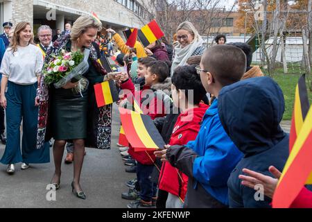 Sint-Agatha-Berchem/ Berchem-Sainte-Agathe, Brussels. ,18 November 2022, Queen Mathilde of Belgium arrives for a reading session of the Belgian Queen at primary school for special education 'VGC Kasterlinden', for the week of reading aloud, Friday 18 November 2022, in Sint-Agatha-Berchem/ Berchem-Sainte-Agathe, Brussels. After the reading session, the Queen will participate in a round table session on 'Reading for and to people with a visual impairment'. BELGA PHOTO NICOLAS MAETERLINCK Stock Photo