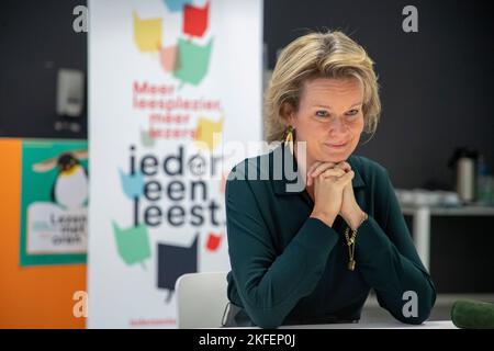 Sint-Agatha-Berchem/ Berchem-Sainte-Agathe, Brussels. ,18 November 2022, Queen Mathilde of Belgium pictured during a reading session of the Belgian Queen at primary school for special education 'VGC Kasterlinden', for the week of reading aloud, Friday 18 November 2022, in Sint-Agatha-Berchem/ Berchem-Sainte-Agathe, Brussels. After the reading session, the Queen will participate in a round table session on 'Reading for and to people with a visual impairment'. BELGA PHOTO NICOLAS MAETERLINCK Stock Photo