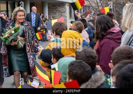 Sint-Agatha-Berchem/ Berchem-Sainte-Agathe, Brussels. ,18 November 2022, Queen Mathilde of Belgium arrives for a reading session of the Belgian Queen at primary school for special education 'VGC Kasterlinden', for the week of reading aloud, Friday 18 November 2022, in Sint-Agatha-Berchem/ Berchem-Sainte-Agathe, Brussels. After the reading session, the Queen will participate in a round table session on 'Reading for and to people with a visual impairment'. BELGA PHOTO NICOLAS MAETERLINCK Stock Photo