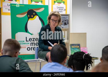 Sint-Agatha-Berchem/ Berchem-Sainte-Agathe, Brussels. ,18 November 2022, Queen Mathilde of Belgium pictured during a reading session of the Belgian Queen at primary school for special education 'VGC Kasterlinden', for the week of reading aloud, Friday 18 November 2022, in Sint-Agatha-Berchem/ Berchem-Sainte-Agathe, Brussels. After the reading session, the Queen will participate in a round table session on 'Reading for and to people with a visual impairment'. BELGA PHOTO NICOLAS MAETERLINCK Stock Photo