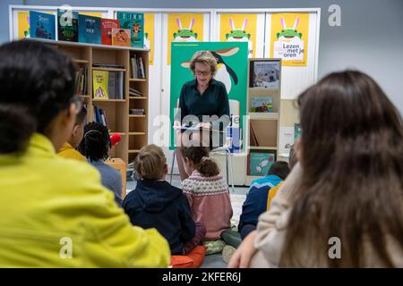 Sint-Agatha-Berchem/ Berchem-Sainte-Agathe, Brussels. ,18 November 2022, Queen Mathilde of Belgium pictured during a reading session of the Belgian Queen at primary school for special education 'VGC Kasterlinden', for the week of reading aloud, Friday 18 November 2022, in Sint-Agatha-Berchem/ Berchem-Sainte-Agathe, Brussels. After the reading session, the Queen will participate in a round table session on 'Reading for and to people with a visual impairment'. BELGA PHOTO NICOLAS MAETERLINCK Stock Photo