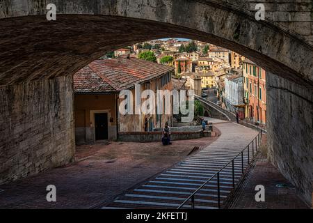 Panoramic view of the historic aqueduct that forms the pedestrian street along the ancient Via Appia in the historic center of Perugia. Perugia, Umbri Stock Photo