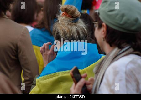 Fete des vendanges de Montmarte 2022.  Representatives of the Ukraine Art association marching during the Grape harvest festival parade in Paris. Stock Photo