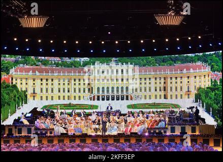 Andre Rieu in concert in Het Gelredome with the Johann Strauss Orchestra Arnhem vvbvanbree fotografie 2008 Holland Stock Photo