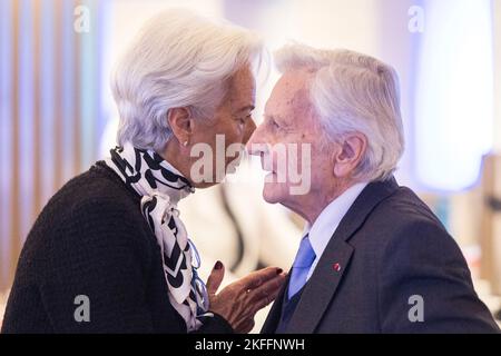 18 November 2022, Hessen, Frankfurt/Main: Christine Lagarde, President of the European Central Bank (ECB), (l) and Jean-Claude Trichet, former ECB President, speak at the congress in the Alte Oper. Under the motto 'Coping with transformational change,' the 32nd European Banking Congress is being held in Frankfurt. Photo: Hannes P. Albert/dpa Stock Photo
