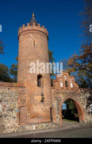 18 November 2022, Mecklenburg-Western Pomerania, Neubrandenburg: View of the Fangelturm in the city wall of Neubrandenburg. It was built around 1400 in place of a Wiekhaus on the city wall. Inside the tower, which is about 19 meters high up to the weir plate, there is also a dungeon two and a half meters below street level, which had served as a municipal prison until the 19th century. Hence the name 'Fangelturm'. The 56 three-story buildings, originally inserted at intervals of 30 to 50 meters into the city wall, which was a good seven meters high, once served to defend the city against invad Stock Photo