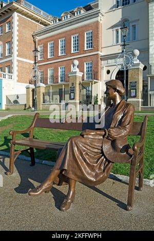 laury dizengremel's 2022 bronze statue of author viginia woolf ...