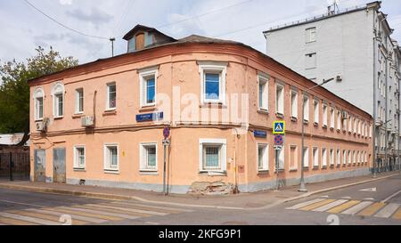 19th century house where he lived in 1880-1890 V.O. Klyuchevsky, 1st Khvostov pereulok, architectural monument: Moscow, Russia - 19 August, 2022 Stock Photo