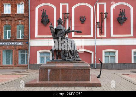 VYSHNY VOLOCHEK, RUSSIA - JULY 15, 2022: Monument to the Russian Empress of Catherine II at the building of the Drama Theatre. Side view Stock Photo