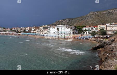 Sperlonga - Spiaggia di Ponente da Via del Porto Stock Photo - Alamy