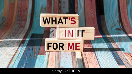 WHAT'S IN IT FOR ME text on wooden blocks and vintage background Stock Photo