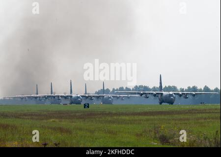 A line of C-130H Hercules aircraft assigned to the 910th Airlift Wing taxi to the runway at Youngstown Air Reserve Station, Ohio, Sept. 16, 2022. The formation flight was part of the 757th Airlift Squadron's annual TAC week, a condensed week of flight training highlighted by a six-aircraft formation flight. Stock Photo