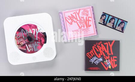 ITZY - The 1st Album CRAZY IN LOVE Special Edition - Photobook Ver.