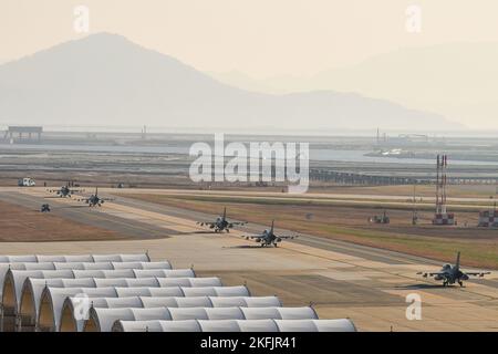 Five F-16 Fighting Falcons assigned to the 80th Fighter Squadron taxi down the flightline at Kunsan Air Base, Republic of Korea, Nov. 18, 2022. The 80th Fighter squadron stands ready to conduct counter-air, air interdiction and close air support missions in support of a free and open indo-pacific region. (U.S. Air Force photo by Tech. Sgt. Timothy Dischinat) Stock Photo