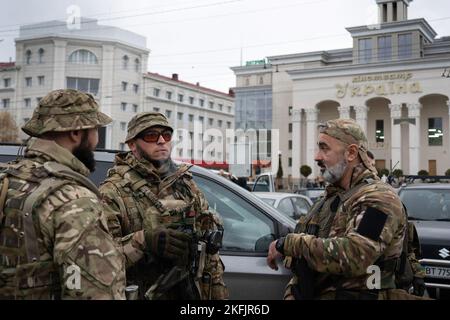 Kherson, Ukraine. 16th Nov, 2022. Soldiers are seen chatting in the central square. Residents of Kherson are still overjoy about the liberation of the city, putting more than 8 months of occupation to an end. However, the southern regional capital still has no electricity, water and minimum of signal and food supply. Credit: SOPA Images Limited/Alamy Live News Stock Photo