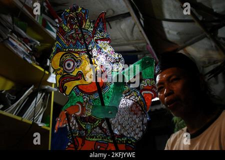 Yogyakarta, Indonesia. 16th Nov, 2022. Puppet artist, Iskandar Hardjodimuljo shows his 'wayang uwuh' in Yogyakarta. The 'wayang uwuh', made from household waste such as used mineral water bottles, cardboard, food containers, and plastics are sold around $1.59 to $127.38. (Photo by Angga Budhiyanto/SOPA Images/Sipa USA) Credit: Sipa USA/Alamy Live News Stock Photo