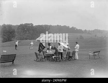 Columbia Country Club, 1917. First World War: Red Cross nurses and African American member of staff at golf at club in Chevy Chase, Maryland. Stock Photo