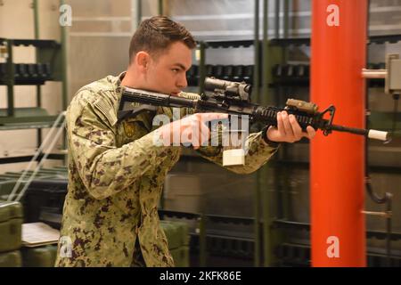 220922-N-N3764-0013   ST. GEORGE’S, Grenada - (Sept. 22, 2022) –  Master-At-Arms 2nd Class Nathan Day, assigned to the Spearhead-class expeditionary fast transport vessel USNS Burlington (T-EPF-10), trains with the Grenadian Police Department in room clearing procedures while the ship is in St. George’s, Grenada, for a port visit, Sept. 22, 2022. Burlington is deployed to the U.S. 4th Fleet area of operations to support expeditionary maintenance to deployed littoral combat ships operating in the region and conduct theater security cooperation engagements to maintain access, enhance interoperab Stock Photo