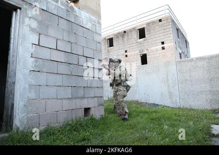 A U.S. Army Green Beret from 10th Special Forces Group (Airborne) conducts close quarter battle training at Grafenwöhr Training Area, Germany, Sept. 22, 2022. This Special Forces-led exercise is designed to improve their ability to work with the United Kingdom’s Commando Forces in a time of crisis. Stock Photo