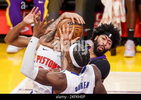 November 18, 2022, Los Angeles, California, USA: Los Angeles Lakers forward Anthony Davis (3) fights for a ball against Detroit Pistons center Jalen Duren (0) during an NBA basketball game, Friday, Nov. 18, 2022, in Los Angeles. (Credit Image: © Ringo Chiu/ZUMA Press Wire) Stock Photo