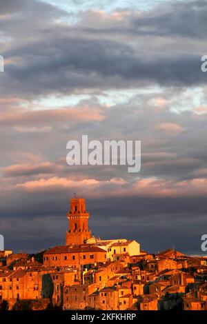 Close up and detail of medieval town Pitigliano glowing  in evening light with cathedral Santi Pietro e Paolo and tower in the centre, Maremma, Provin Stock Photo