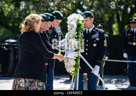 Victoria Lawford, niece of John F. Kennedy; U.S. Army Maj. Gen. Richard Angle, commanding general, 1st Special Forces Command (Airborne); U.S. Army Command Sgt. Maj. Ted Munter, command sergeant major, 1st Special Forces Command (Airborne); and U.S. Army Chief Warrant Officer 5 Scott Gronowski, command chief warrant officer, 1st Special Forces Command (Airborne) participate in a wreath-laying ceremony at the gravesite of President John F. Kennedy in Section 45 at Arlington National Cemetery, Arlington, Virginia, Nov. 3, 2021. This ceremony is held yearly to commemorate President Kennedy’s cont Stock Photo