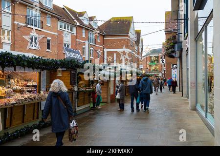 Canterbury, Kent, UK. 19th Nov, 2022. Busy Canterbury high street as shoppers roam the new Christmas market stalls. Photo Credit: Paul Lawrenson/Alamy Live News Stock Photo