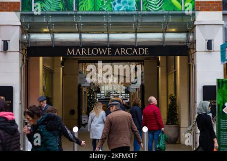 Canterbury, Kent, UK. 19th Nov, 2022. Busy Canterbury high street as shoppers roam the new Christmas market stalls. Photo Credit: Paul Lawrenson/Alamy Live News Stock Photo