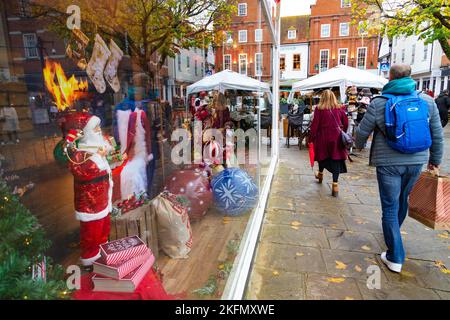 Canterbury, Kent, UK. 19th Nov, 2022. Busy Canterbury high street as shoppers roam the new Christmas market stalls. Photo Credit: Paul Lawrenson/Alamy Live News Stock Photo