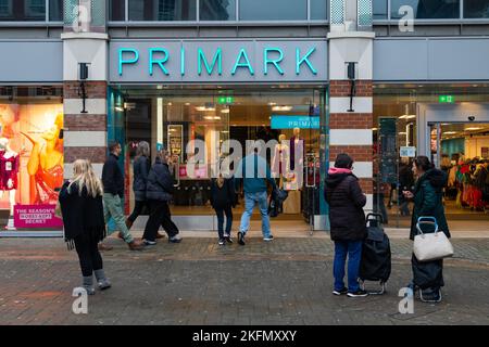 Canterbury, Kent, UK. 19th Nov, 2022. Busy Canterbury high street as shoppers roam the new Christmas market stalls. Primark Canterbury store and shoppers. Photo Credit: Paul Lawrenson/Alamy Live News Stock Photo