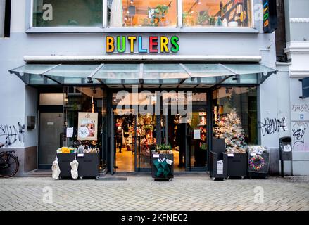 18 November 2022, Lower Saxony, Oldenburg: A branch of Butlers has opened for customers in the city center. The trading company Butlers GmbH & Co KG, based in Cologne, sells furniture, decorative