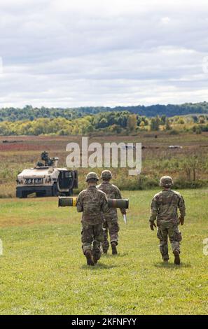 Indiana National Guard infantrymen with Company D, 1st Battalion, 151st Infantry Regiment, transport a missile to their Humvee during a live-fire exercise at Camp Atterbury, Indiana, Thursday, Sept. 29, 2022. Stock Photo