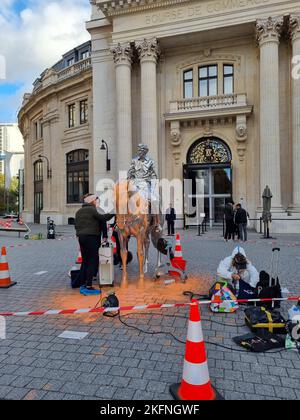 Paris, France. 18th Nov, 2022. Aruanu, 26, and Rachel, 20, citizens supporting Dernière Rénovation, threw orange paint on Charles Ray's 'Horse and Rider' statue located at the Bourse de Commerce in Paris, France on November 18, 2022. Photo by ABACAPRESS.COM Credit: Abaca Press/Alamy Live News Stock Photo