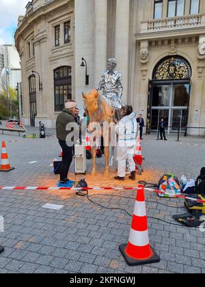 Paris, France. 18th Nov, 2022. Aruanu, 26, and Rachel, 20, citizens supporting Dernière Rénovation, threw orange paint on Charles Ray's 'Horse and Rider' statue located at the Bourse de Commerce in Paris, France on November 18, 2022. Photo by ABACAPRESS.COM Credit: Abaca Press/Alamy Live News Stock Photo