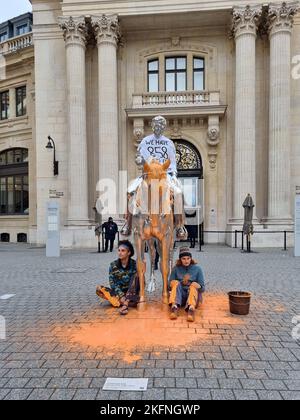 Paris, France. 18th Nov, 2022. Aruanu, 26, and Rachel, 20, citizens supporting Dernière Rénovation, threw orange paint on Charles Ray's 'Horse and Rider' statue located at the Bourse de Commerce in Paris, France on November 18, 2022. Photo by ABACAPRESS.COM Credit: Abaca Press/Alamy Live News Stock Photo