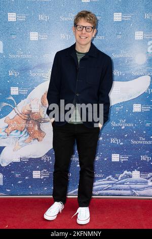 Josh Widdicombe arrives at the Snowman 25th anniversary gala performance at the Peacock Theatre in London. Picture date: Saturday November 19, 2022. Stock Photo