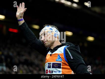 Kevin Sinfield applauds the crowd following the end of his Ultra 7 in 7 Challenge from Bradford City to Old Trafford during the Rugby League World Cup final at Old Trafford, Manchester. The former Leeds captain ran seven ultra-marathons in as many days in aid of research into Motor Neurone Disease. Picture date: Saturday November 19, 2022. Stock Photo