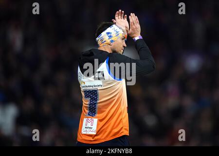 Kevin Sinfield applauds the crowd following the end of his Ultra 7 in 7 Challenge from Bradford City to Old Trafford during the Rugby League World Cup final at Old Trafford, Manchester. The former Leeds captain ran seven ultra-marathons in as many days in aid of research into Motor Neurone Disease. Picture date: Saturday November 19, 2022. Stock Photo