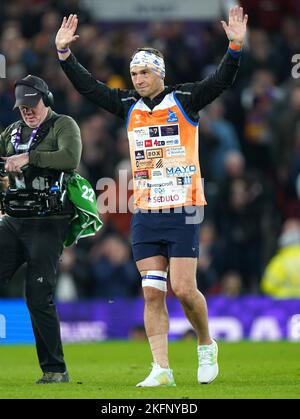 Kevin Sinfield applauds the crowd following the end of his Ultra 7 in 7 Challenge from Bradford City to Old Trafford during the Rugby League World Cup final at Old Trafford, Manchester. The former Leeds captain ran seven ultra-marathons in as many days in aid of research into Motor Neurone Disease. Picture date: Saturday November 19, 2022. Stock Photo