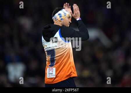 Kevin Sinfield applauds the crowd following the end of his Ultra 7 in 7 Challenge from Bradford City to Old Trafford during the Rugby League World Cup final at Old Trafford, Manchester. The former Leeds captain ran seven ultra-marathons in as many days in aid of research into Motor Neurone Disease. Picture date: Saturday November 19, 2022. Stock Photo