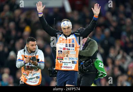 Kevin Sinfield applauds the crowd following the end of his Ultra 7 in 7 Challenge from Bradford City to Old Trafford during the Rugby League World Cup final at Old Trafford, Manchester. The former Leeds captain ran seven ultra-marathons in as many days in aid of research into Motor Neurone Disease. Picture date: Saturday November 19, 2022. Stock Photo