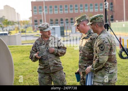 Brig. Gen Kevin Meisler from 311th Signal Command visits 304th Signal battalion, and recognizes soldiers for their hard work. Stock Photo